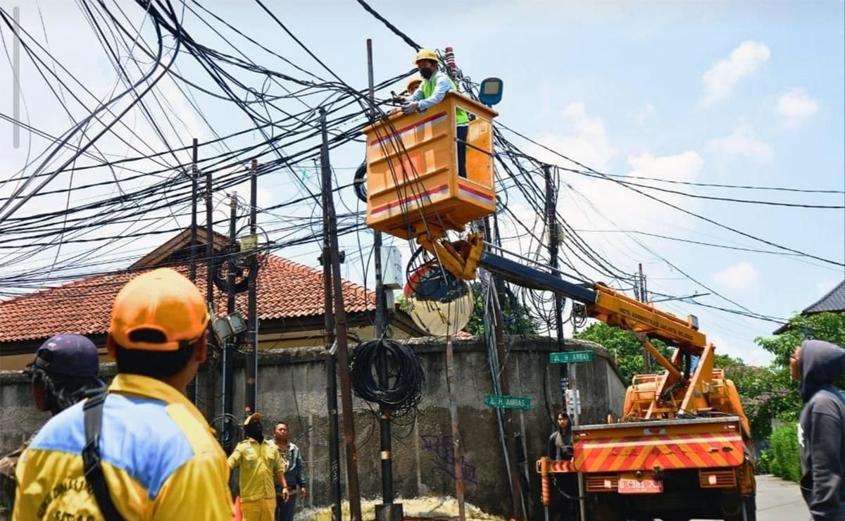 Kabel Utilitas Bikin Pemotor Jatuh di Senayan, Pasukan Kuning Jakarta Selatan Gercep Bertindak!