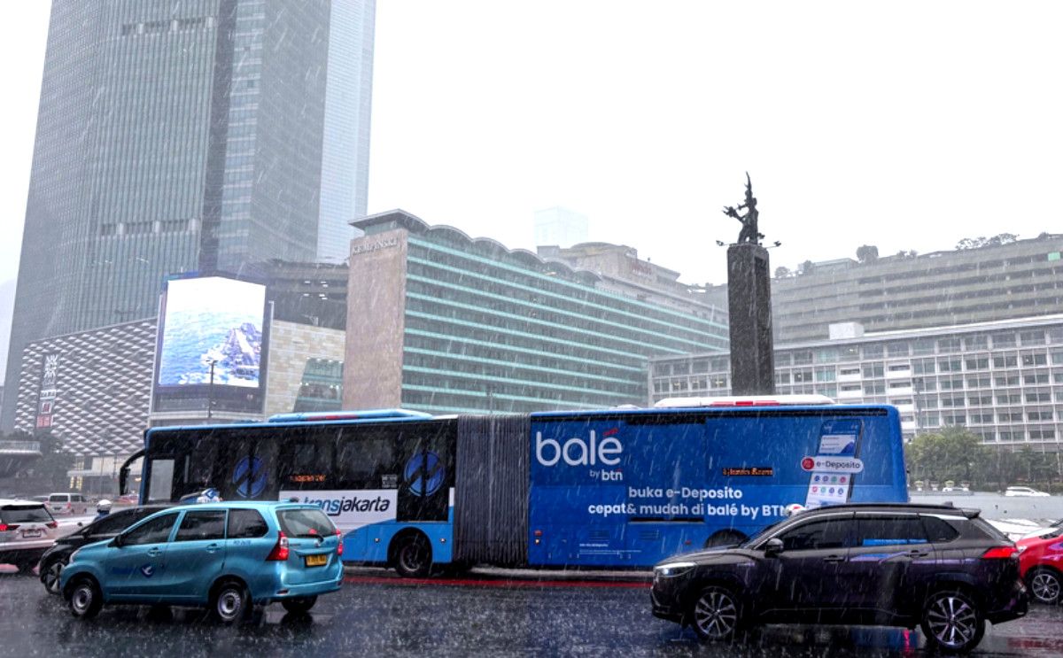Jakarta Diguyur Hujan Deras Senin Pagi, Cek Rute Transjakarta yang Terlambat Akibat Macet Parah