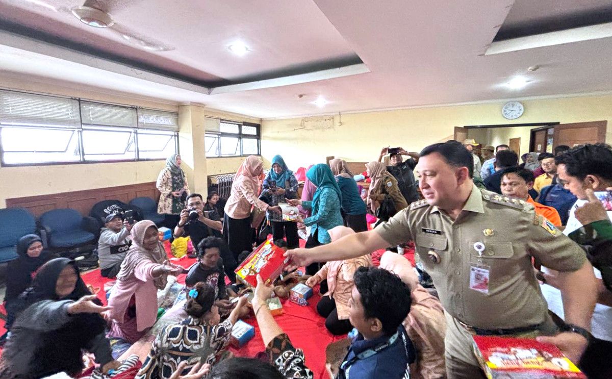 Tinjau Posko Semper Timur, Wali Kota Jakarta Utara Pastikan Kebutuhan Dasar Pengungsi Terpenuhi dengan Layak