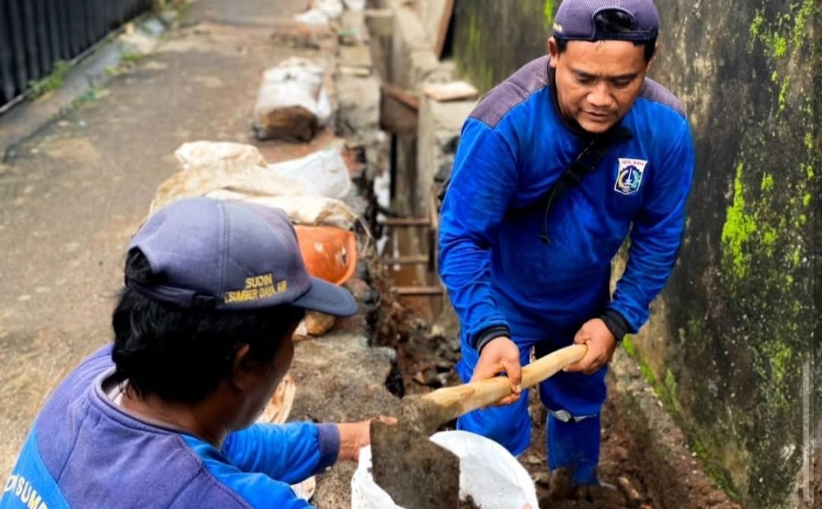 Warga Petukangan Selatan Segera Bebas Genangan! Revitalisasi Saluran Air di Jalan Haji Jaid Tembus 70 Persen