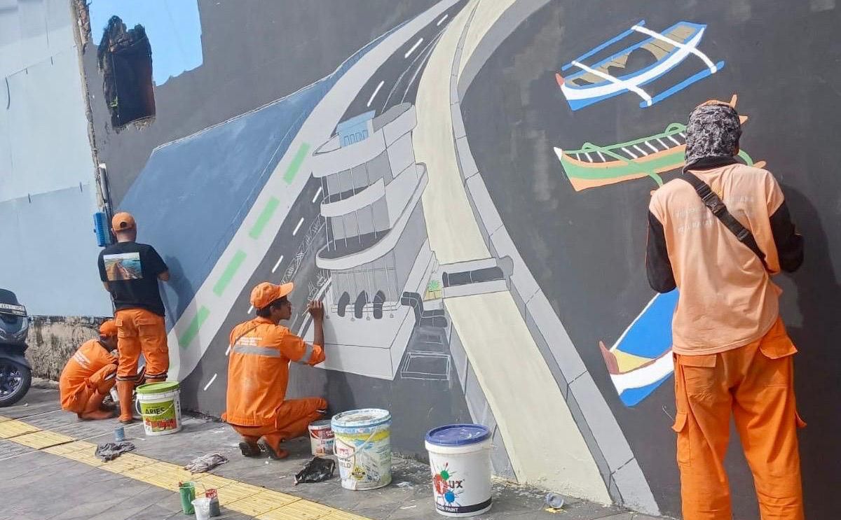 Cegah Vandalisme, PPSU Kamal Mutiara Sulap Tembok Kumuh Jadi Mural Bertema Pesisir yang Estetik!