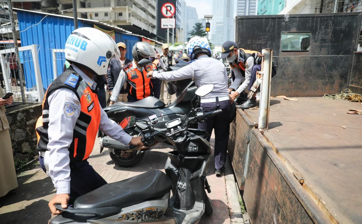 DPRD DKI Jakarta Dukung Dukung Dishub Tertibkan Parkir Liar Jakarta, Ojol Tetap Butuh Ruang Tunggu!