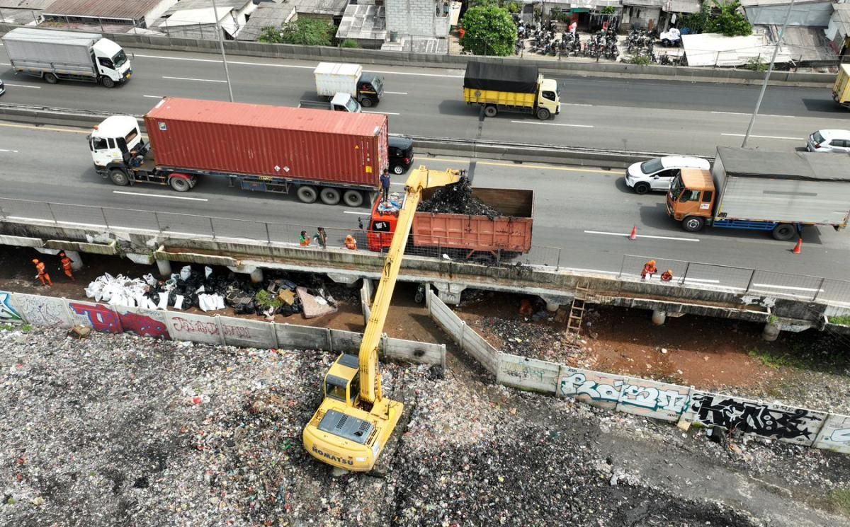 Pemkot Jakarta Utara Gerak Cepat Bersihkan Sampah di Kolong Tol Ir. Wiyoto Wiyono, Target Kelar Bulan Ini!