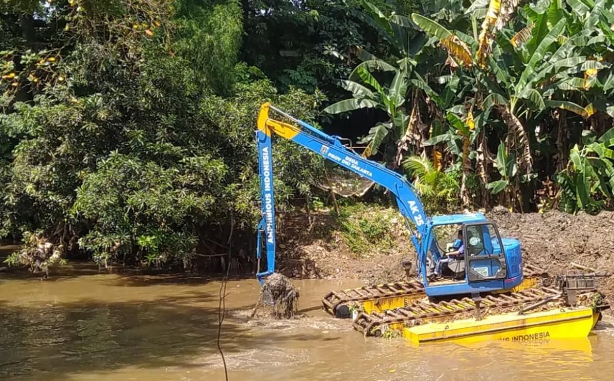 Pemkot Jaksel Keruk 36 Ribu Kubik Lumpur Kali Pesanggrahan Demi Cegah Banjir di Bintaro