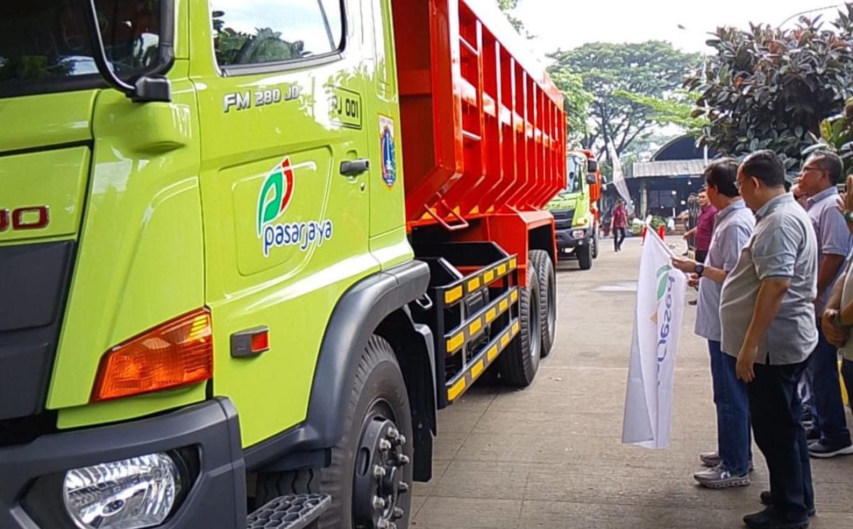Jadikan Pasar Induk Kramat Jati Makin Bersih, Perumda Pasar Jaya Resmikan 5 Truk Sampah Baru!