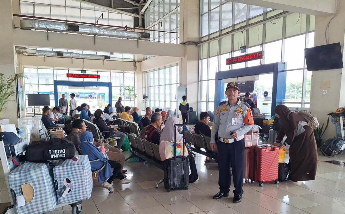 Long Weekend Tiba! Ribuan Penumpang Padati Terminal Pulo Gebang Menuju Kampung Halaman