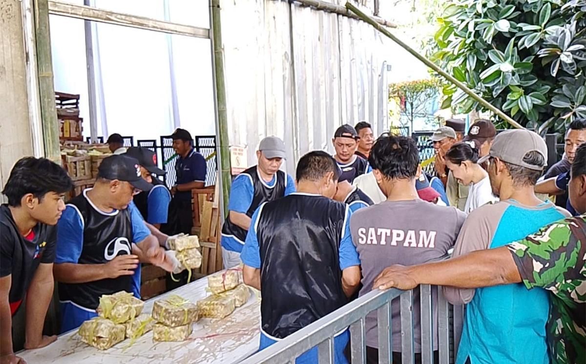 Pasar Induk Kramat Jati Bagikan 6.000 Paket Daging Kurban Pakai Besek Bambu