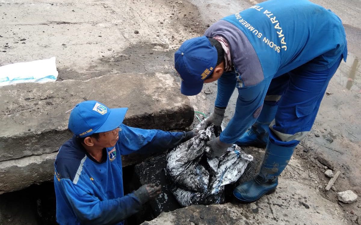Sering Tergenang Saat Hujan, Pasukan Biru Kebut Pengerukan Saluran Air di Batu Ampar Demi Bebas Banjir