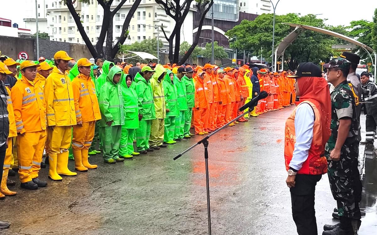 Wali Kota Jakarta Barat Pimpin Apel Gerakan Jaga Jakarta Bersih , Turun Tangan Atasi Sisa Banjir di Cengkareng