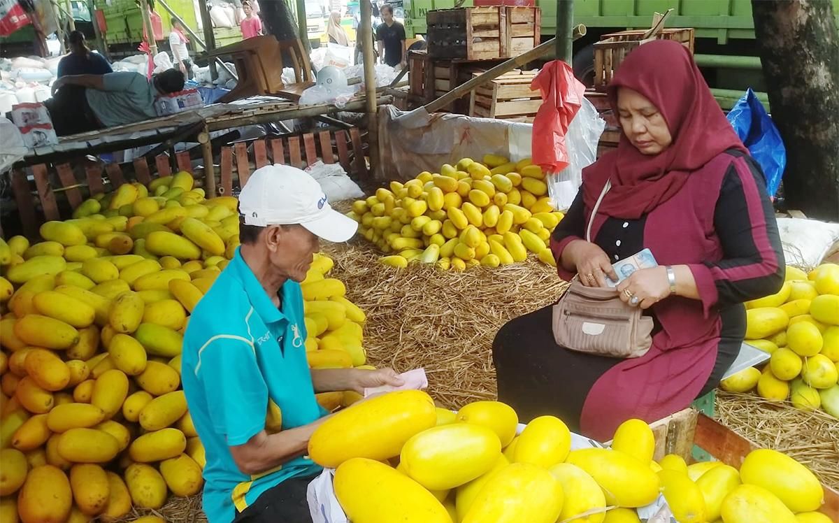 Banjir Cuan Saat Ramadhan! Pedagang Timun Suri di Pasar Induk Kramat Jati Mampu Jual Tiga Ton Sehari