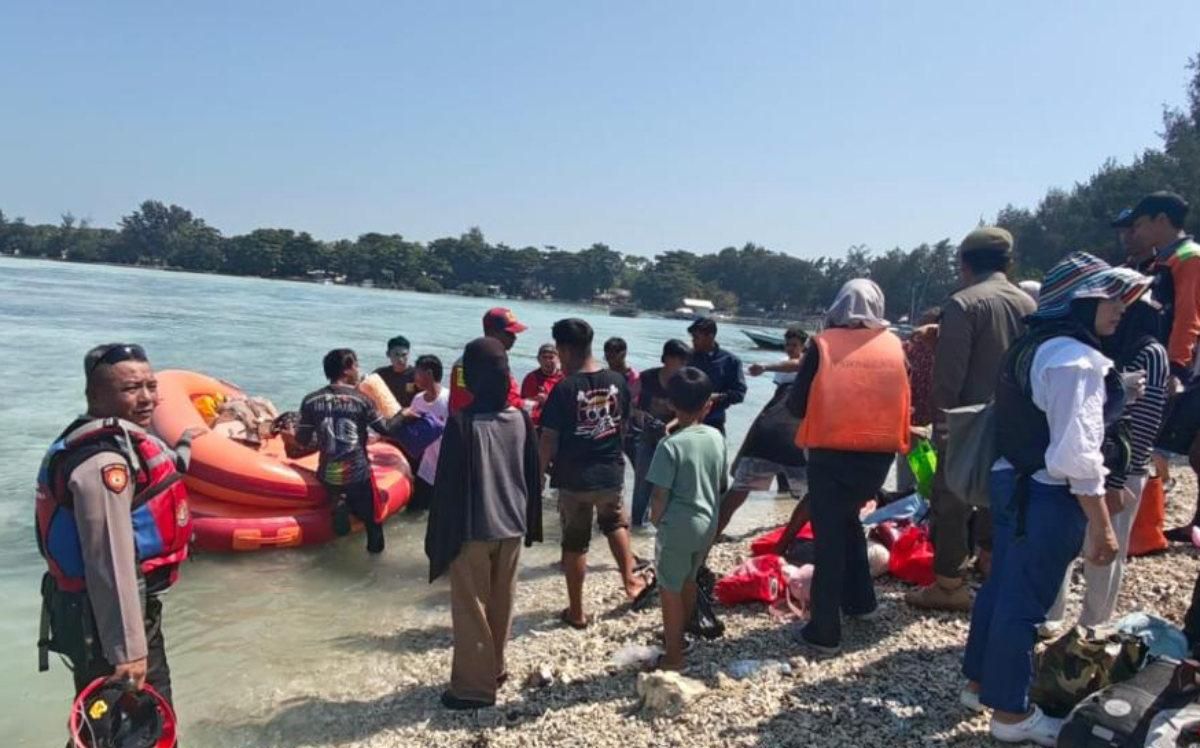 Mesin Kapal Mati, 150 Penumpang KM Makmur Jaya Sukses Dievakuasi di Pulau Pari