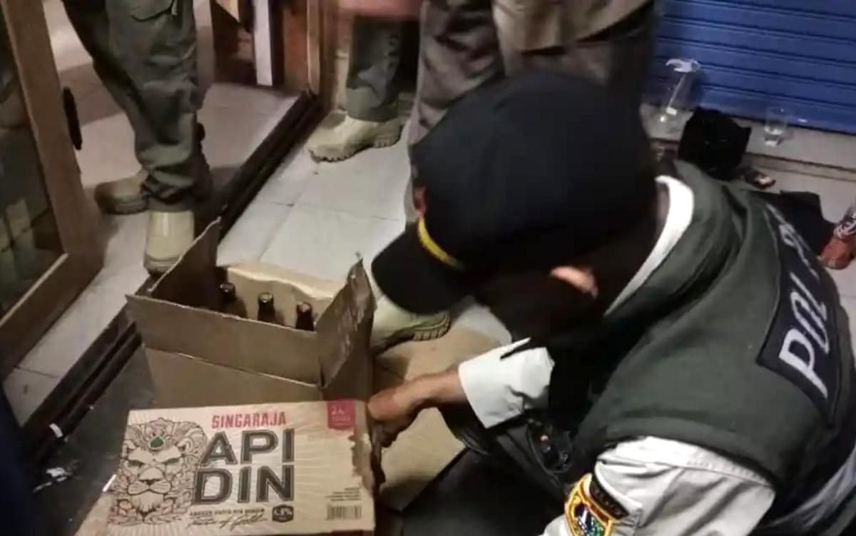 Jaga Ramadhan 1447 H Tetap Kondusif, Satpol PP Jaksel Sita Ratusan Botol Miras Ilegal di Dua Lokasi