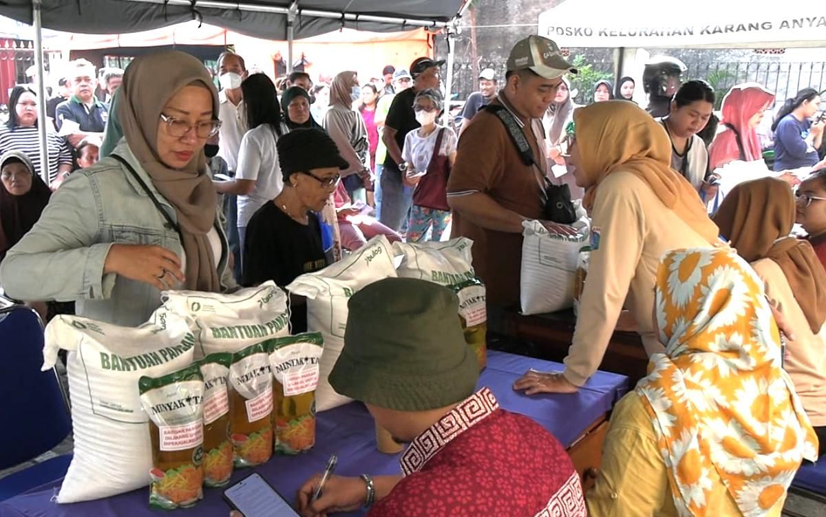 Ribuan Warga Kelurahan Karang Anyar Jakpus Dapat Sembako Kemensos, Solusi Jitu Hadapi Harga Pangan Naik!