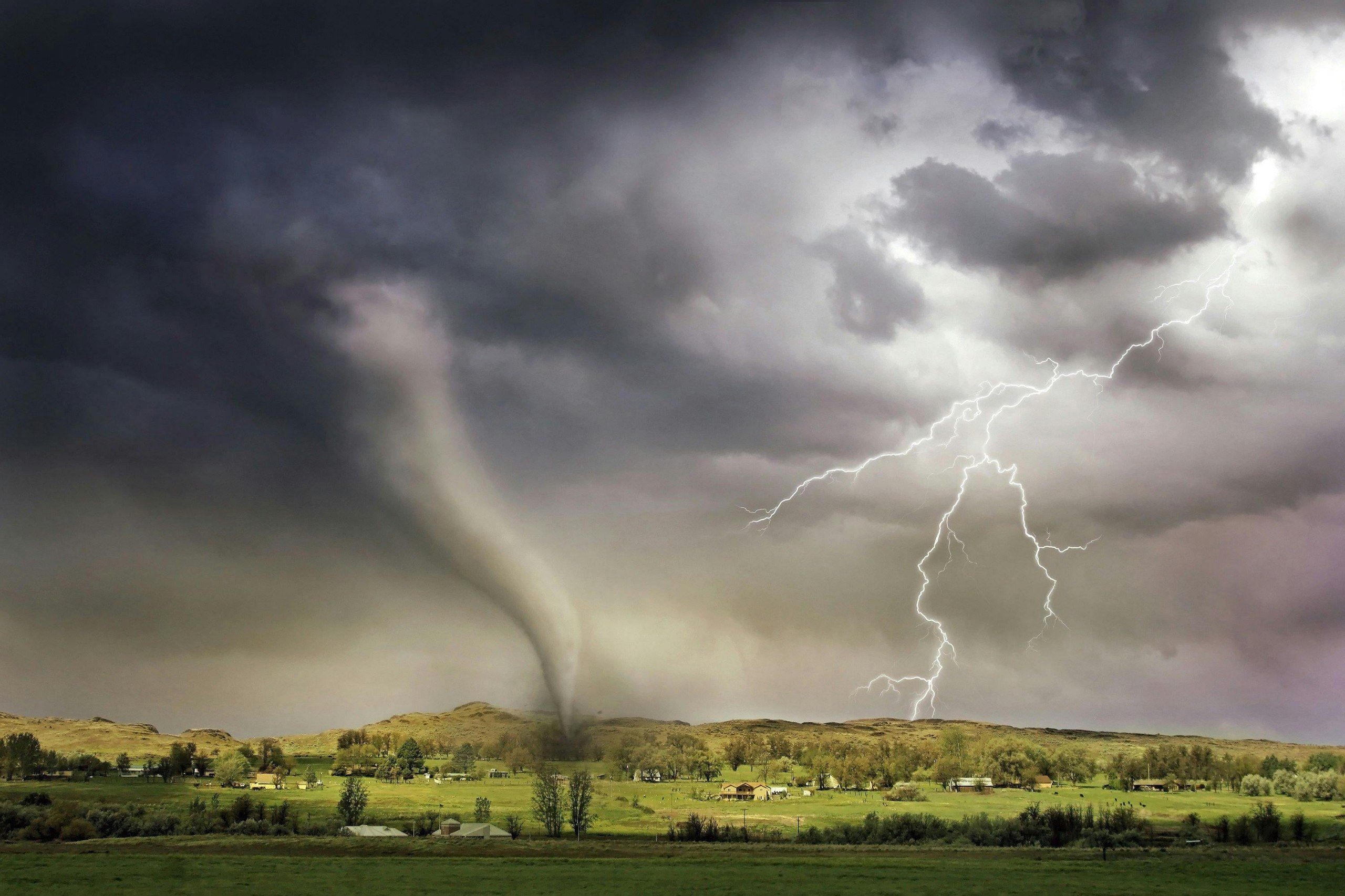 Menguak Perbedaan Tornado dan Puting Beliung, Biar Nggak Salah Sebut Pas Cuaca Ekstrem