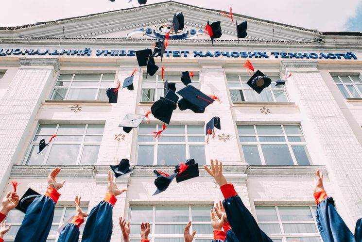 30 Caption Wisuda untuk Mahasiswa yang Inspiratif dan Menyentuh Hati