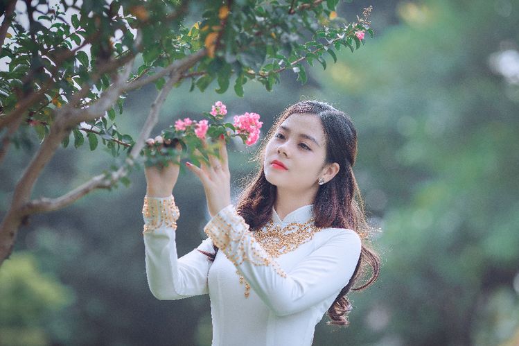 17 Caption Singkat tentang Wanita, Cocok Buat Tampil Stand Out di Media Sosial