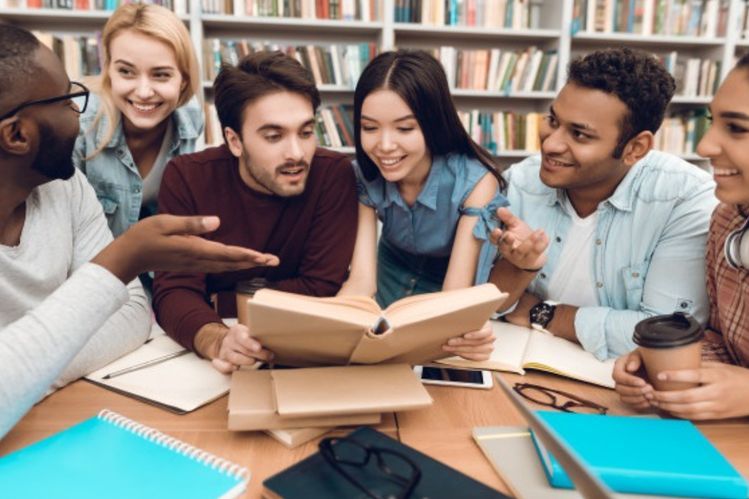 Storytelling adalah: Pengertian, Manfaat, Jenis, dan Contoh Penerapannya