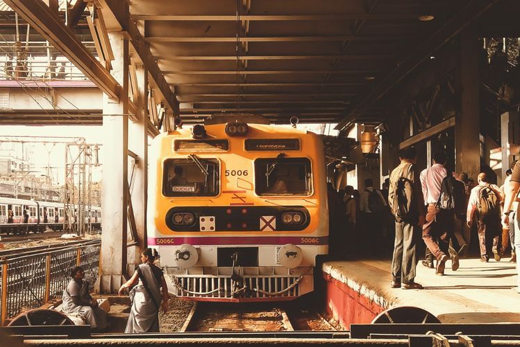 7 Puisi Singkat tentang Tragedi Kereta Api yang Menyentuh Hati dan Penuh Refleksi