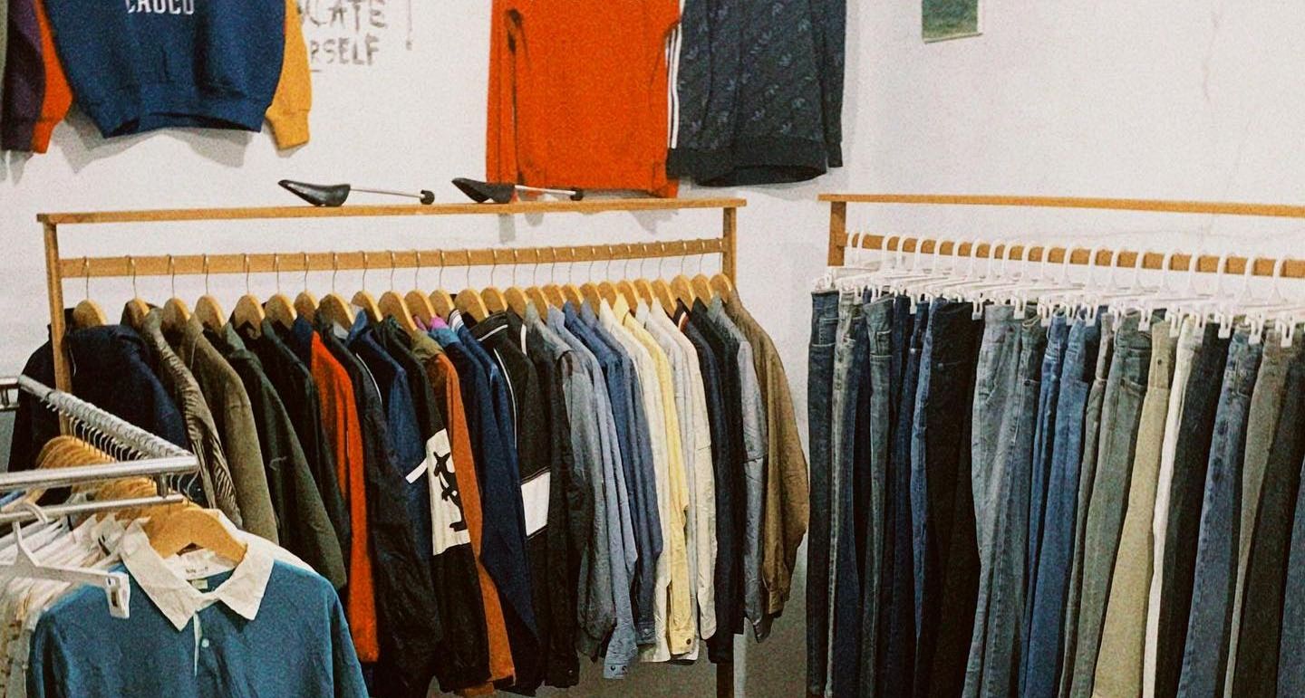 Thrift vs Fast Fashion: Kenapa Gen Z Lebih Milih Baju Bekas?