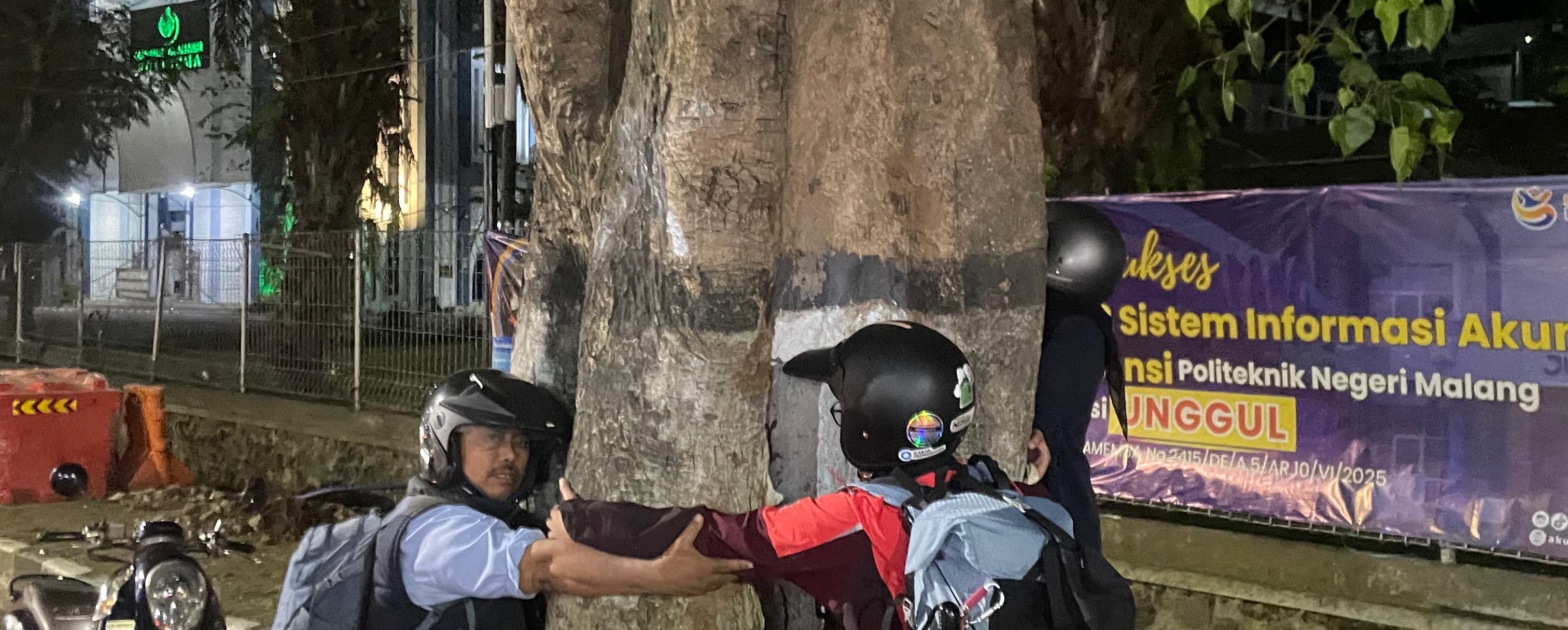 Aksi Peluk Pohon di Malang, WALHI Jatim Protes Rencana Penebangan untuk Proyek Drainase