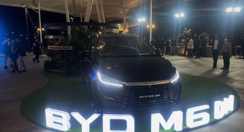BYD Hadirkan M6 Cross PHEV, Jawaban Mobil Irit di Tengah Kenaikan BBM