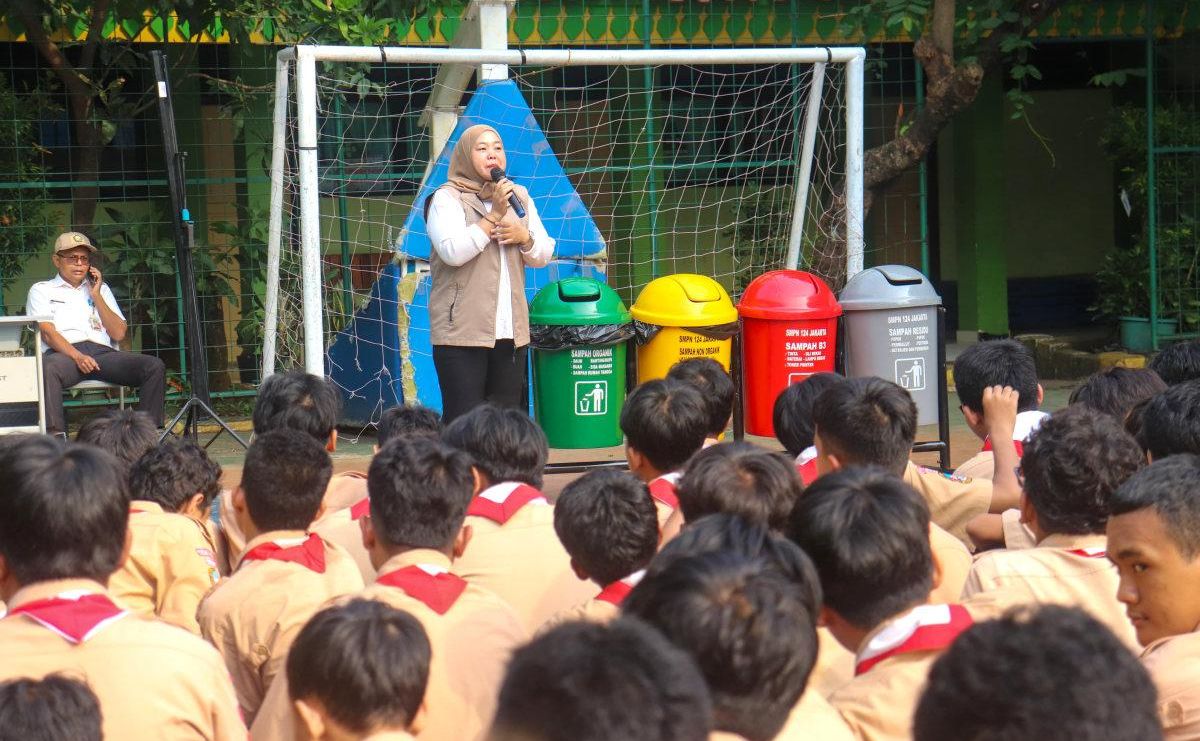 Cegah Banjir Jakarta, Sudin LH Jakarta Selatan Ajak Siswa SMPN 124 Pilah Sampah Demi Adiwiyata 2027