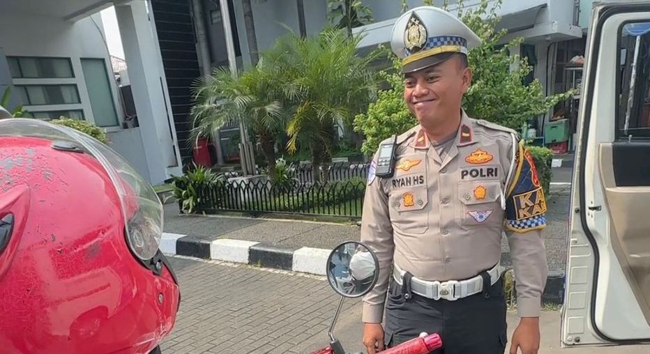 Satlantas Polres Purwakarta Apresiasi Kesadaran Anak-Anak Gunakan Helm Saat Dibonceng
