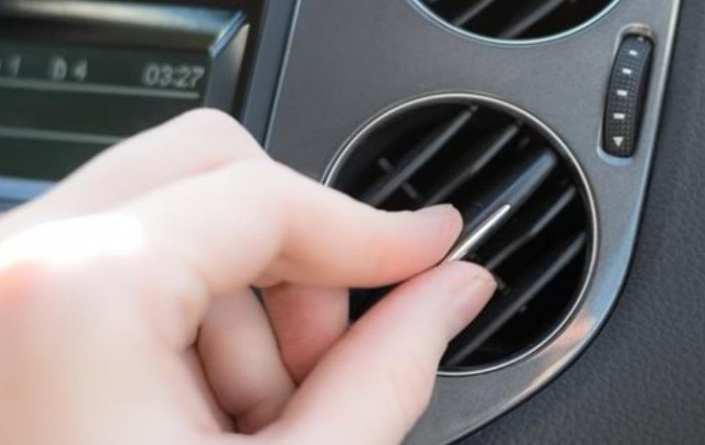 Kenali Tanda AC Mobil yang Perlu Diservis dan Biayanya!