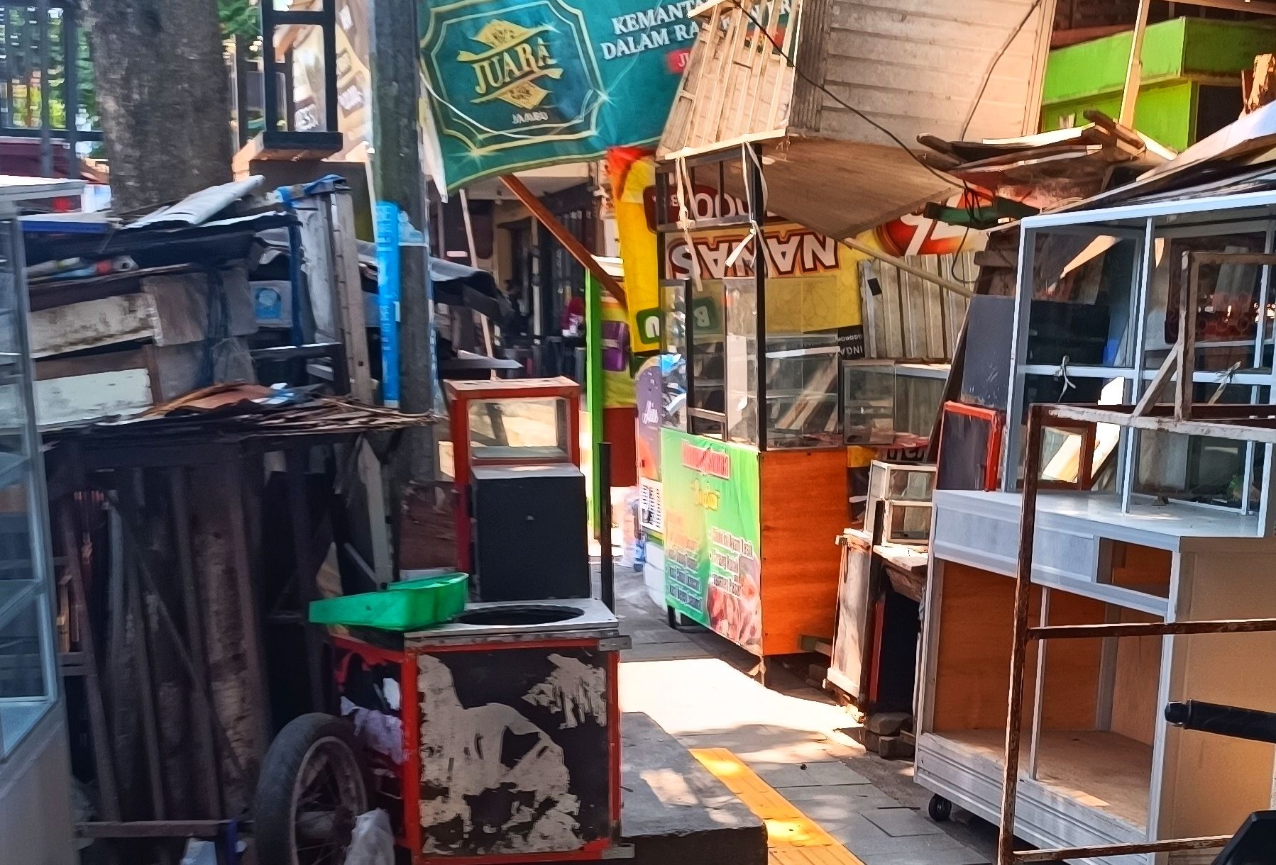 Jalan kaki di Trotoar Jalan Trunojoyo Semakin Susah