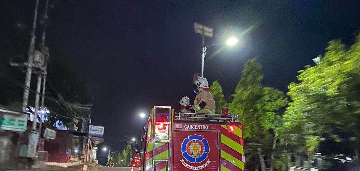 Spanduk Warung Makan Terbakar di Bontang, Api Berhasil Dipadamkan Warga