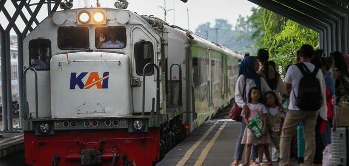 7 Puisi Singkat tentang Kereta Api yang Estetik dan Bikin Baper di Perjalanan