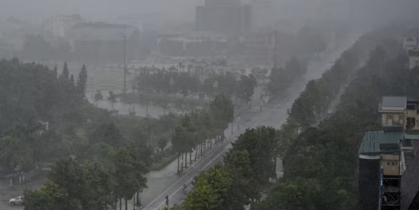 Vietnam Evakuasi Puluhan Ribu Warga, Bandara Ditutup Akibat Topan Kajiki