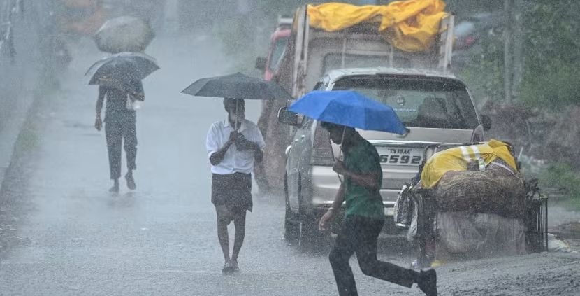 India Evakuasi Puluhan Ribu Warga Jelang Badai Siklon Montha