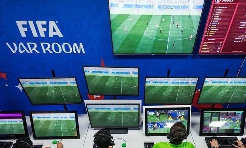 Masa Depan Lapangan Hijau: Evolusi dari VAR hingga Sensor Bola Berbasis IoT