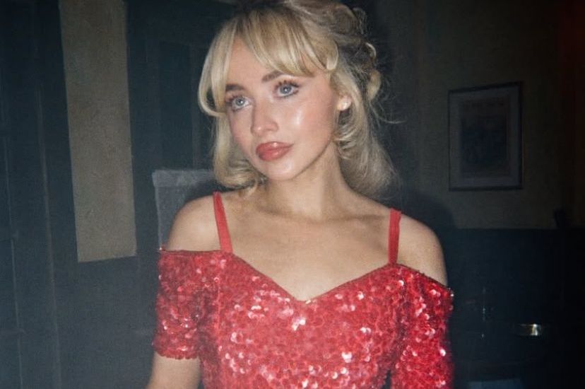 Cetak Sejarah! Penyanyi Kesayanganmu Sabrina Carpenter Debut di Grand Ole Opry
