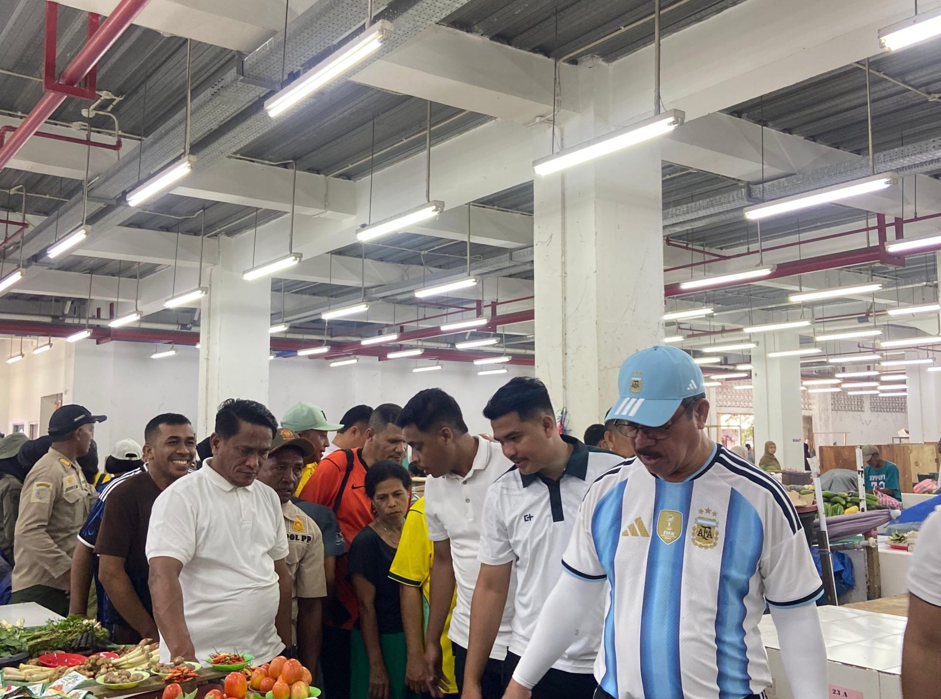 Gubernur Maluku Berbaur dengan Warga, Senam Sehat dan Tinjau Aktivitas Pasar Mardika