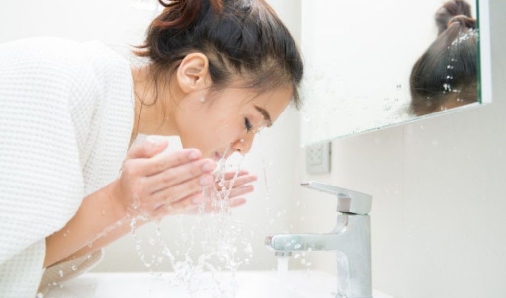 5 Cara Menghapus Make Up Tanpa Micellar Water agar Wajah Tetap Bersih