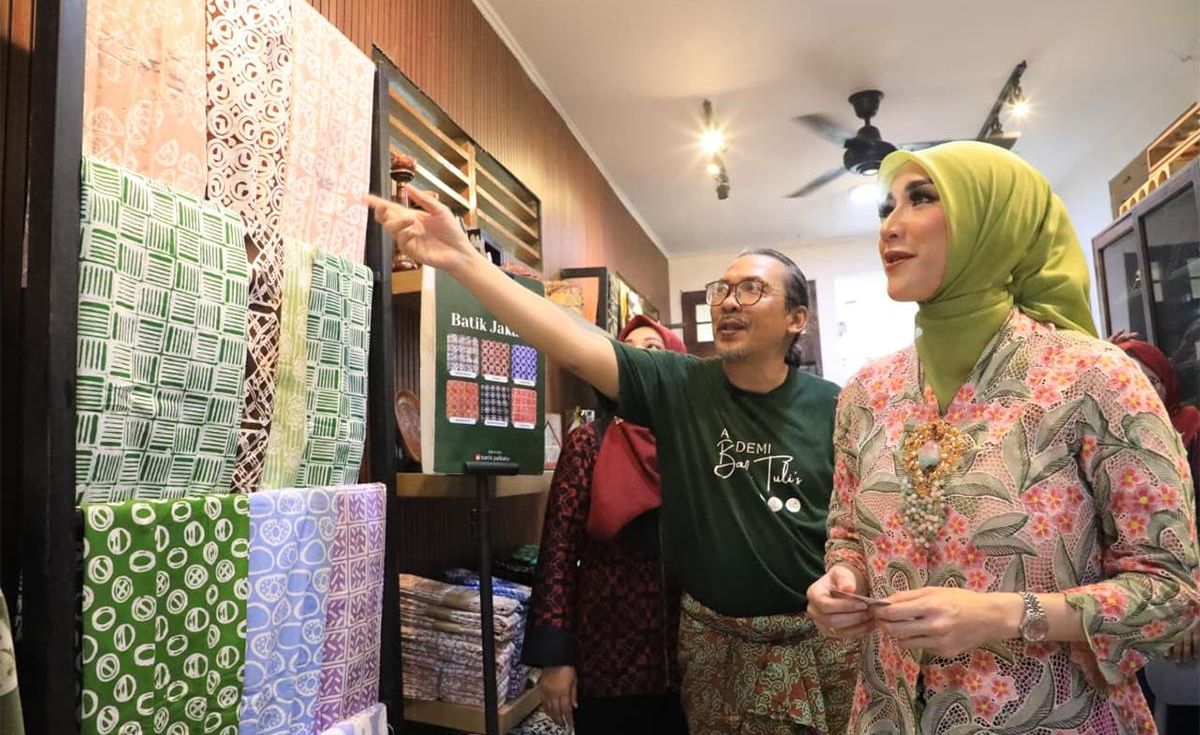 Ketua TP PKK Jakarta Selatan Kunjungi Pengrajin Batik Betawi, Targetkan Tembus Pasar Internasional
