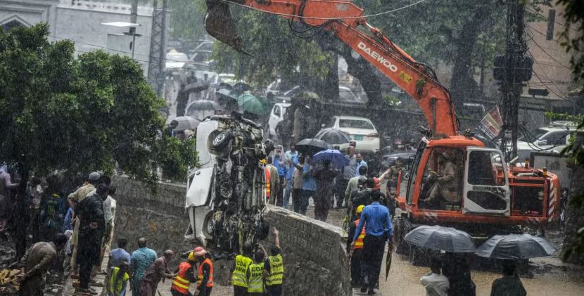 Longsor di Pakistan Tewaskan Tiga Orang, Puluhan Kendaraan Tertimbun Akibat Hujan Deras