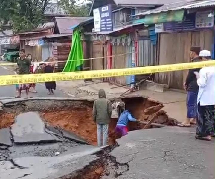 Jalan Poros Trans Kaltara di Sekatak Putus Total, Gorong-Gorong Amblas Diduga Akibat Hujan Deras