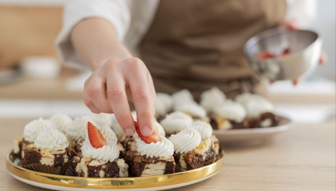 5 Zodiak yang Hobi Bikin Kue dan Doyan Dessert Manis