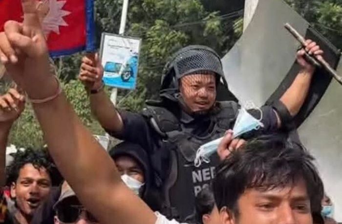 Unik, Polisi di Nepal Malah Gabung dengan Demonstran di Tengah Aksi Ricuh