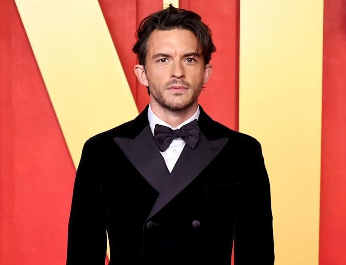 Jonathan Bailey Dinobatkan Sebagai Pria Terseksi Dunia 2025 versi People Magazine