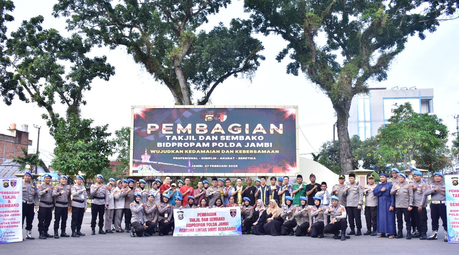 Pererat Silaturahmi, Polda Jambi Berbagi Berkah Ramadan Bersama Pengguna Jalan