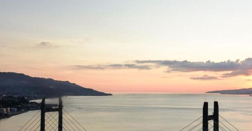 Puncak Kota Siwa, Destinasi Wisata Ketinggian di Ambon dengan Panorama Jembatan Merah Putih yang Memukau