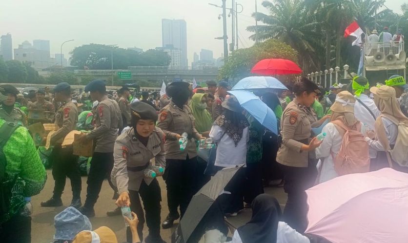 Ada Demo Guru Madrasah di Depan Gedung DPR RI Hari Ini, Polisi Bagikan Air hingga Roti