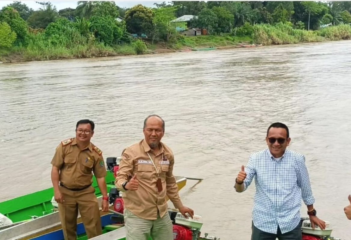 Pemkab Nunukan Serahkan Bantuan Perahu Ketinting kepada Tiga Kelompok Masyarakat