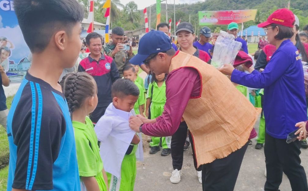 Bupati Nunukan Pimpin Pembagian Serentak Seragam Sekolah Gratis