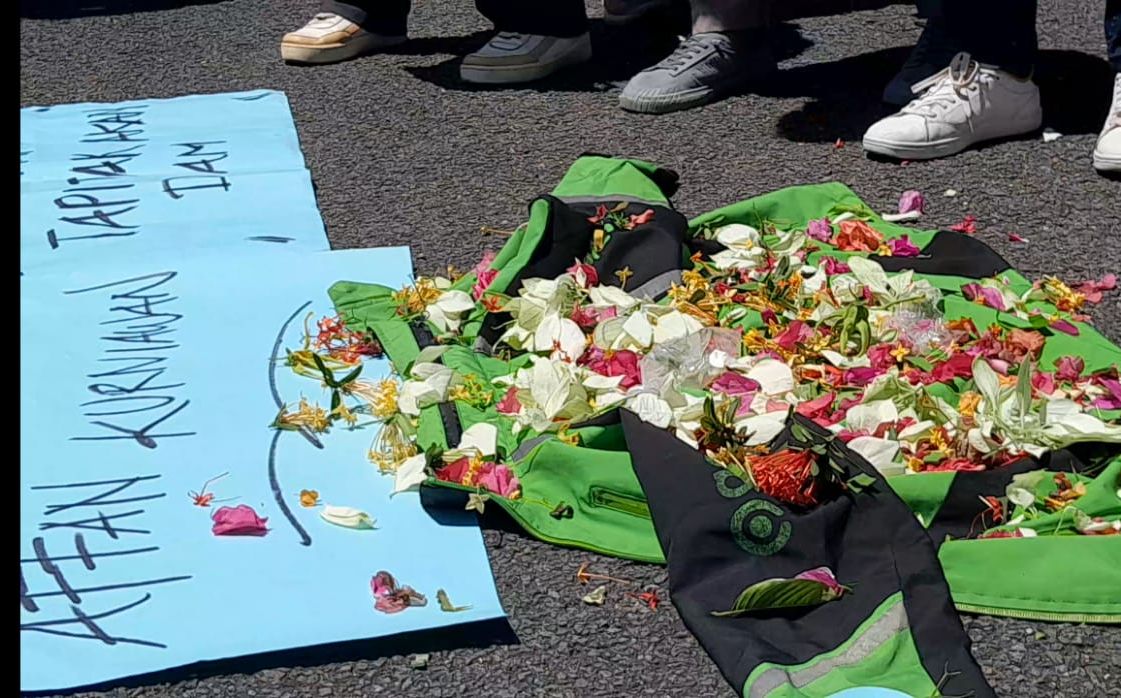 Ratusan Driver Ojol Tabur Bunga dan Doa Bersama di Halaman Polres Tarakan