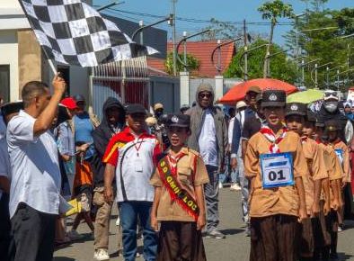 Semarak Hardiknas 2026, Asisten II Setda Morotai Buka Lomba Gerak Jalan Kreasi